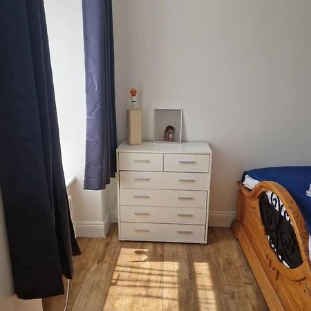 Beautiful 1-Bed Apartment In Корк Екстер'єр фото