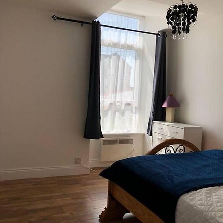 Beautiful 1-Bed Apartment In Корк Екстер'єр фото