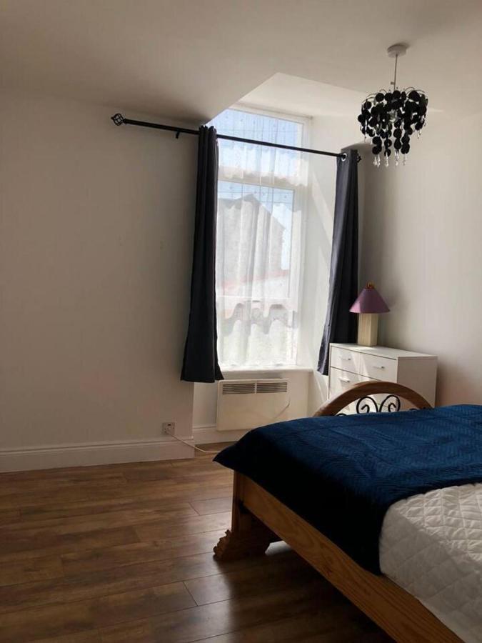 Beautiful 1-Bed Apartment In Корк Екстер'єр фото