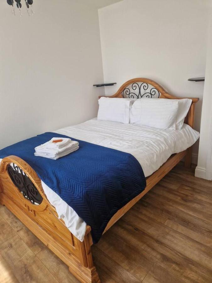 Beautiful 1-Bed Apartment In Корк Екстер'єр фото