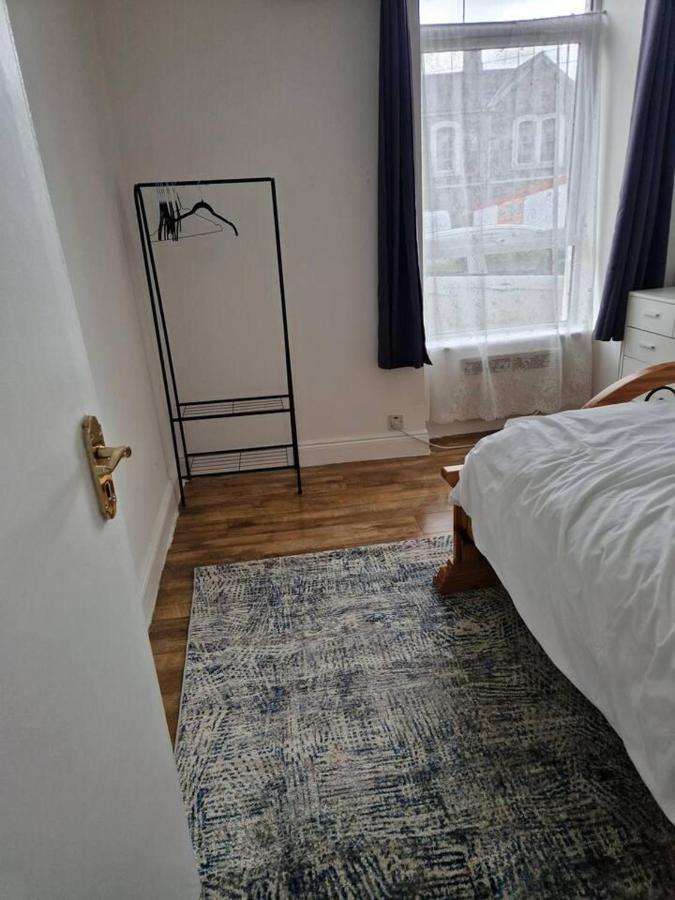 Beautiful 1-Bed Apartment In Корк Екстер'єр фото