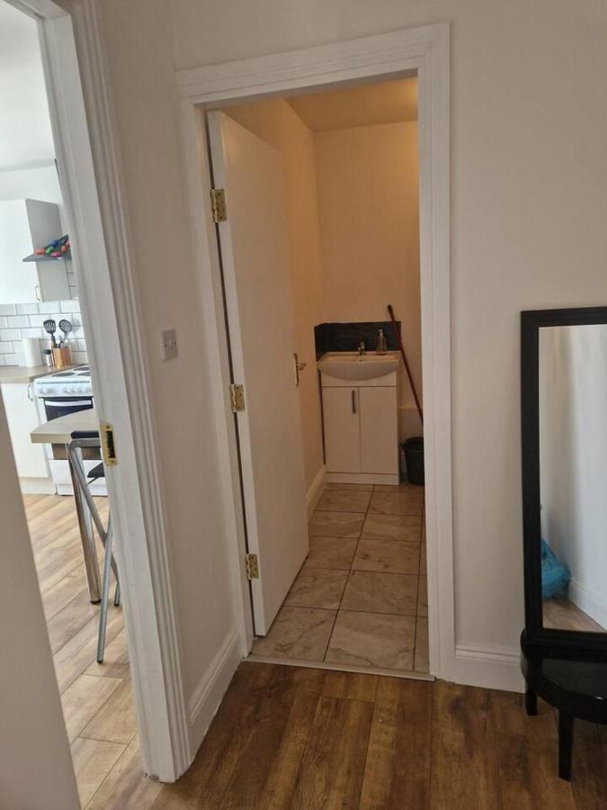Beautiful 1-Bed Apartment In Корк Екстер'єр фото