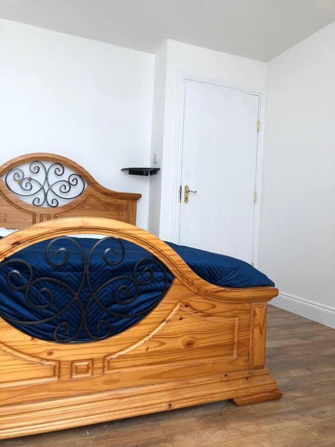 Beautiful 1-Bed Apartment In Корк Екстер'єр фото